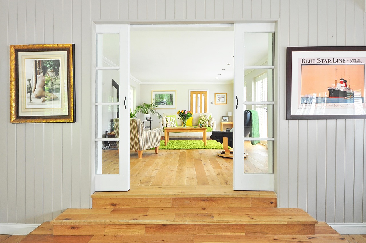 Gezellig interieur met waterbestendige drijfplankvloer.