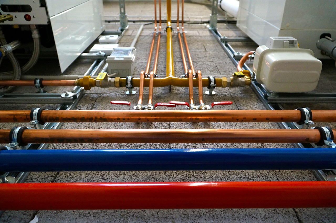 Moderne infrarood panelen verwarmend op een koele avond. Moderne infrarood panelen verwarmend op een koele avond.