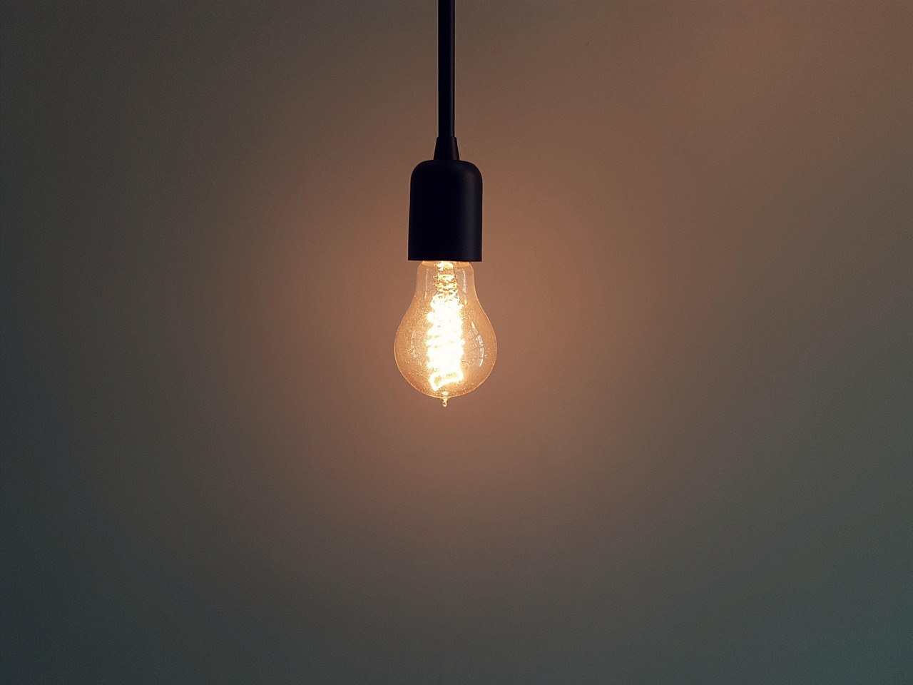 Sfeervolle verlichting met lineaire pendantlampen. Sfeervolle verlichting met lineaire pendantlampen.