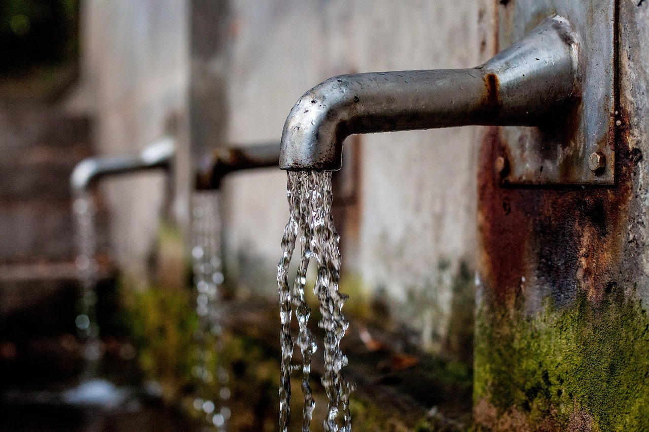 Moderne badkamerkraan met waterbesparende technologie.