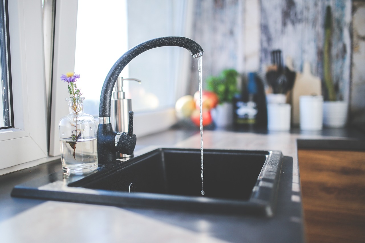 Glanzende chroom kraan met lage waterstroom.