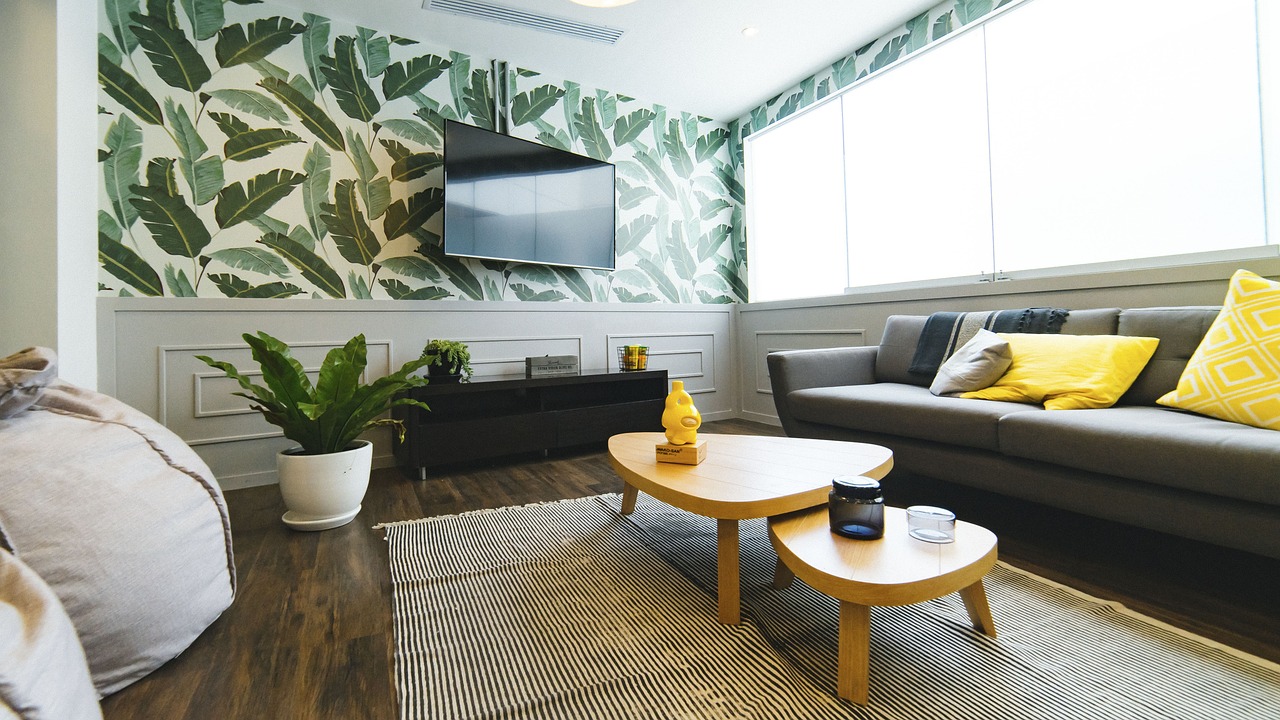Gele muur achter moderne boekenplank in woonkamer. Gele muur achter moderne boekenplank in woonkamer.