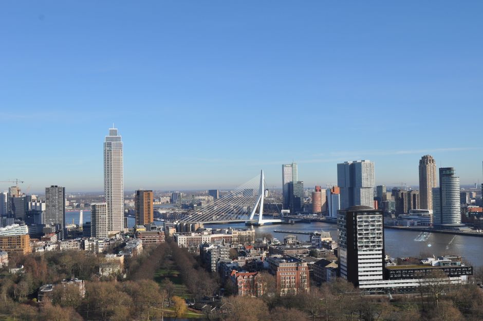 Kleurrijk schilderij van Rotterdam met blauwe luchten. Kleurrijk schilderij van Rotterdam met blauwe luchten.