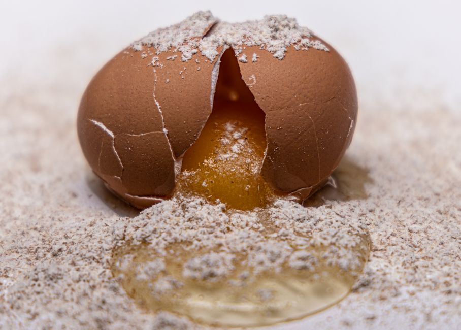 Pastelkleurige keuken met bloemrijke gordijnen. Pastelkleurige keuken met bloemrijke gordijnen.