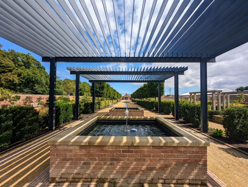 Oprolbare zonwering op stijlvolle aluminium pergola.