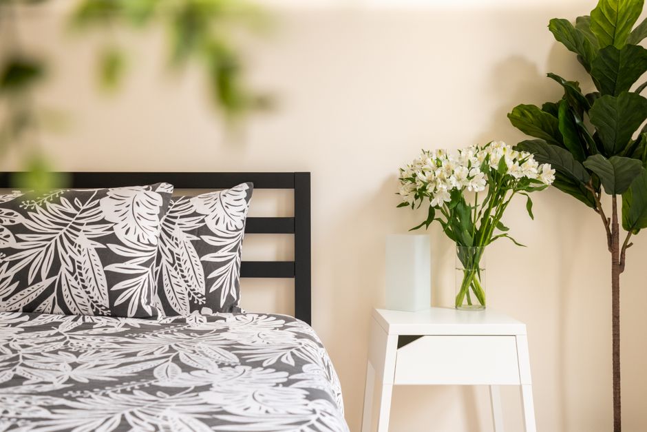 Eenvoudige slaapkamer met plantaardige decoraties.