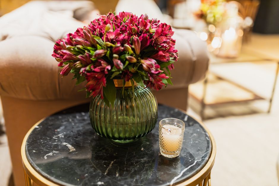 Zomers interieur met smaragdgroene decorstukken.