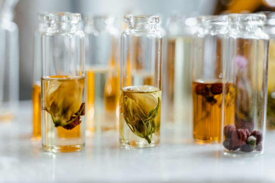 Gedroogde lavendel en kruiden voor huisparfum. Gedroogde lavendel en kruiden voor huisparfum.