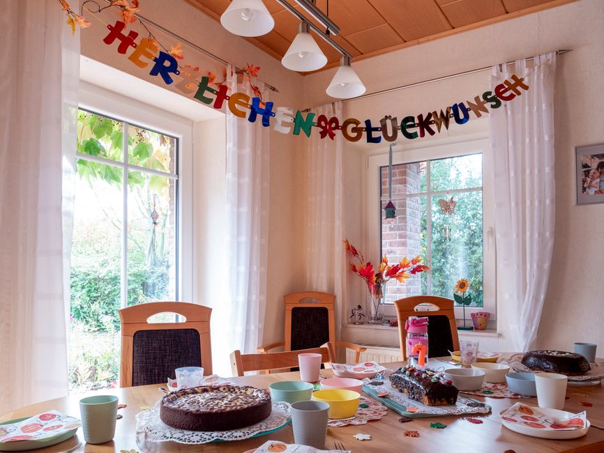 Feestelijke krans van herfstbladeren aan muur.