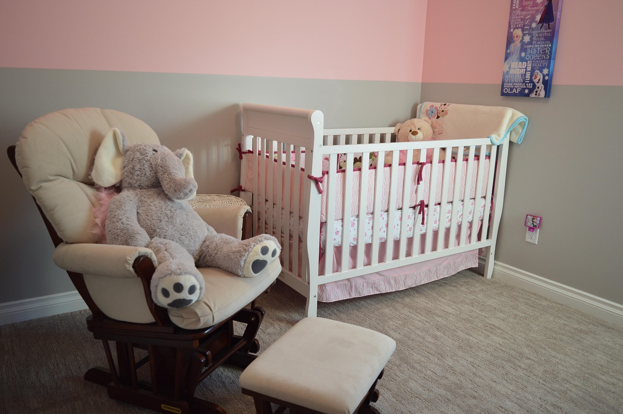 Praktische meegroeikamer in zachte tinten voor baby.