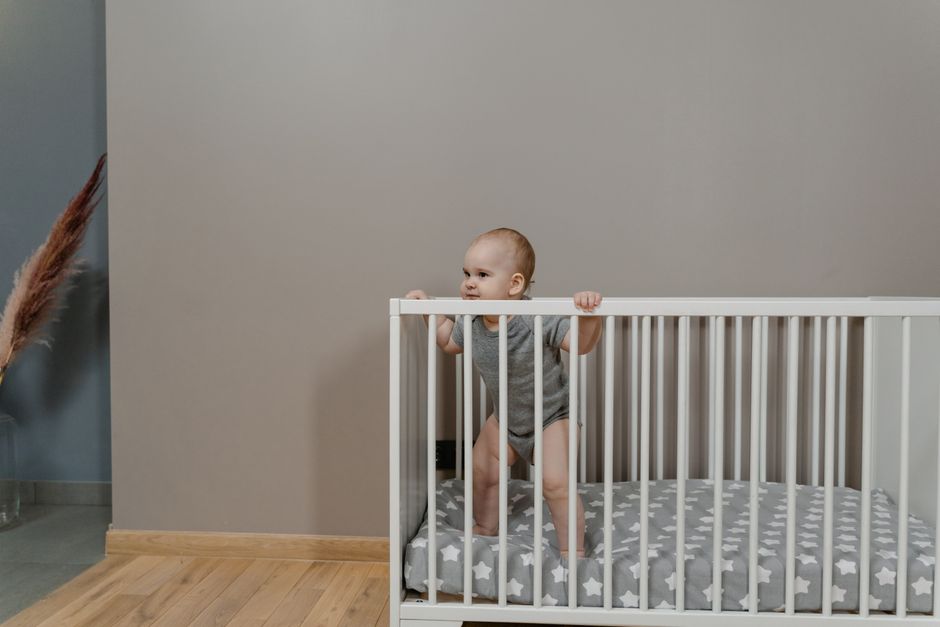 Moderne babykamer met kleuraccenten en flexibele meubels.