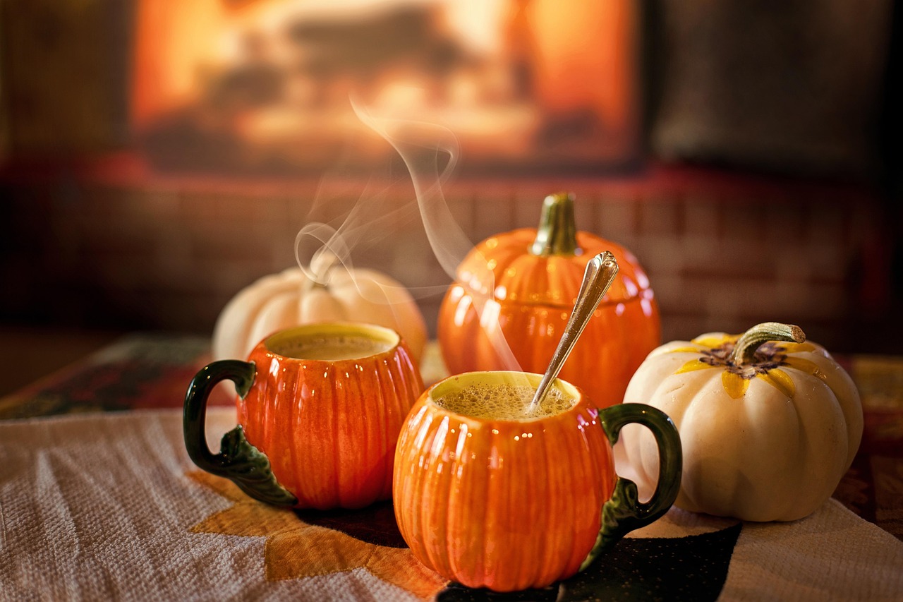 Woonkamer met sfeervolle herfstdecoraties en kaarsen. Woonkamer met sfeervolle herfstdecoraties en kaarsen.