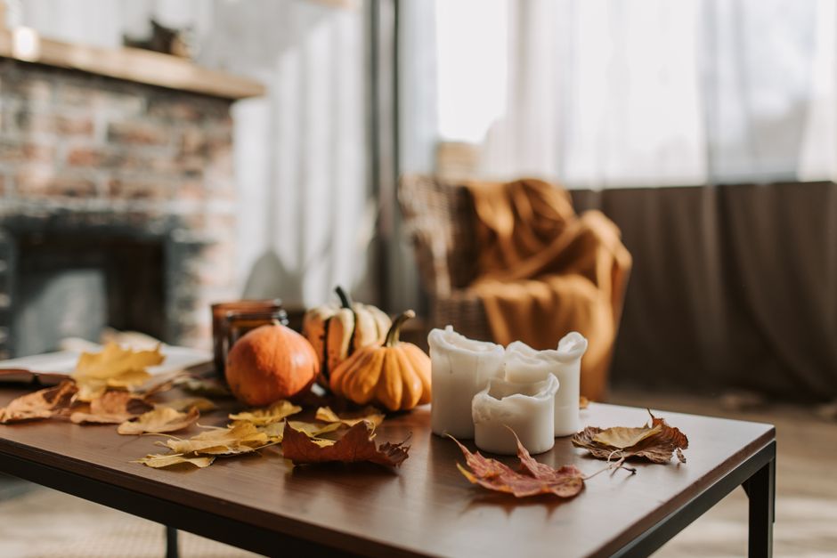 Zachte plaid in herfsttinten op comfortabele fauteuil. Zachte plaid in herfsttinten op comfortabele fauteuil.