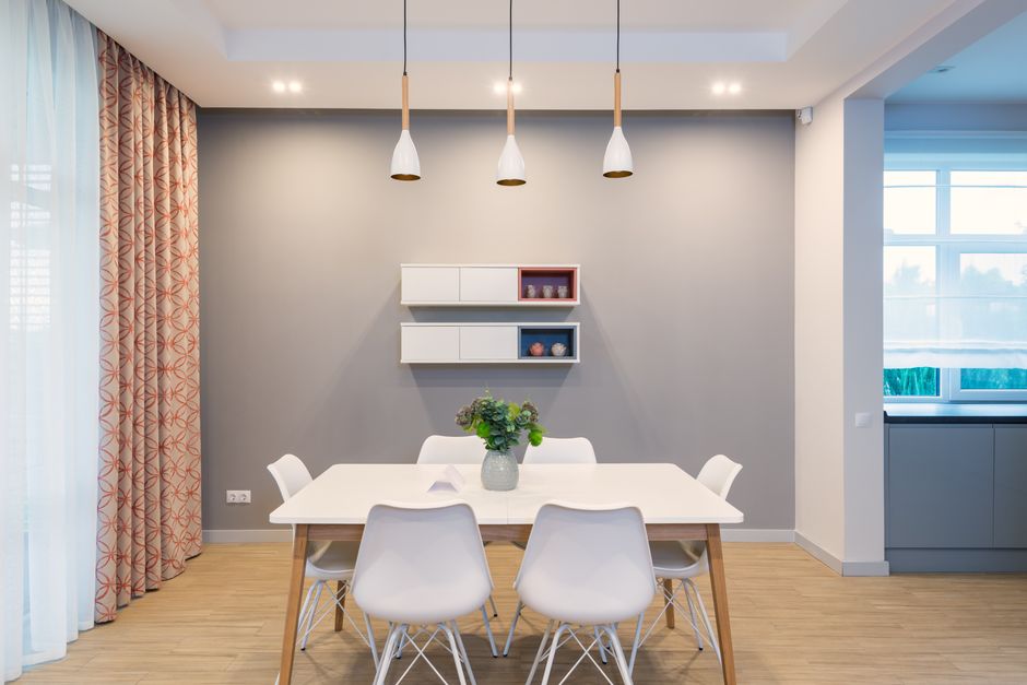 Elegante dimbare lamp voor sfeervolle eetruimte.