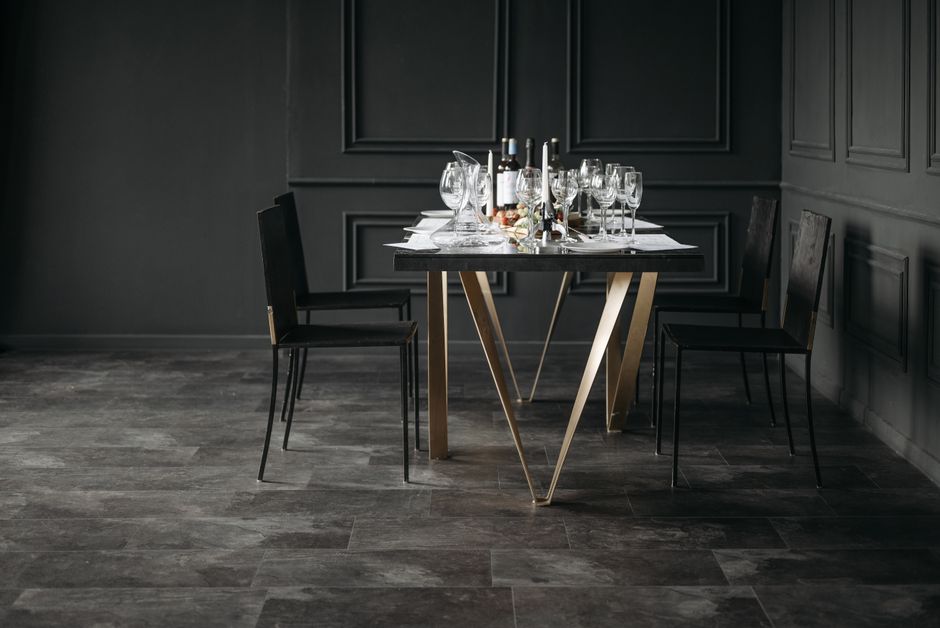 Decoratieve koperen vaas siert de eettafel.